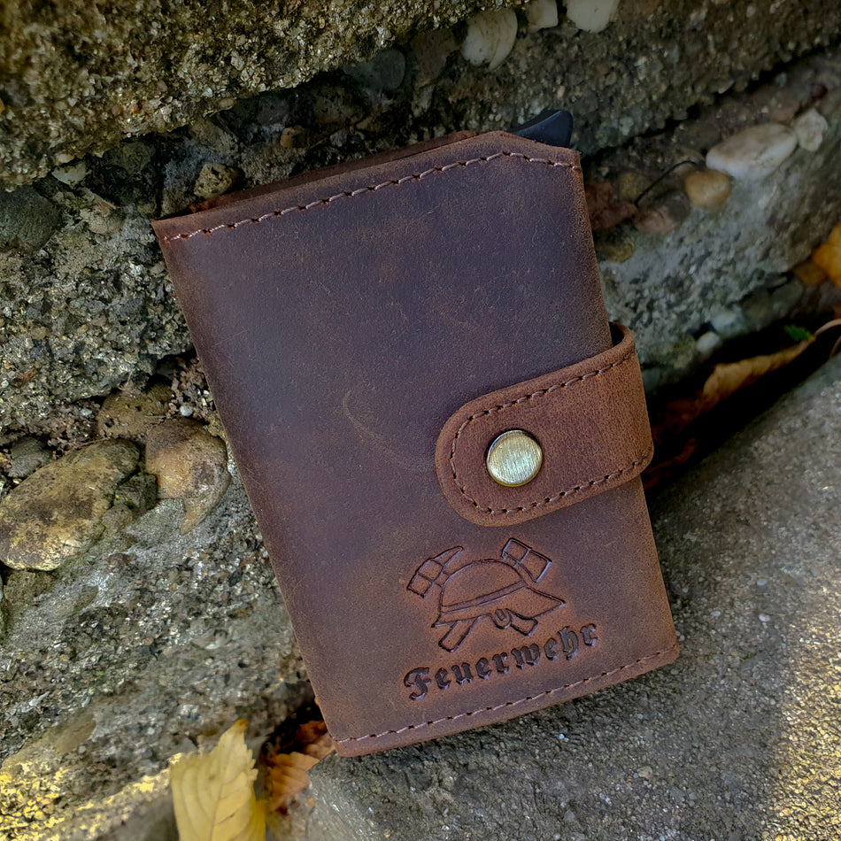 Feuerwehr Leder Kartenetui Geldbeutel mit RFID-Schutz, braun mit Helm u. Axt